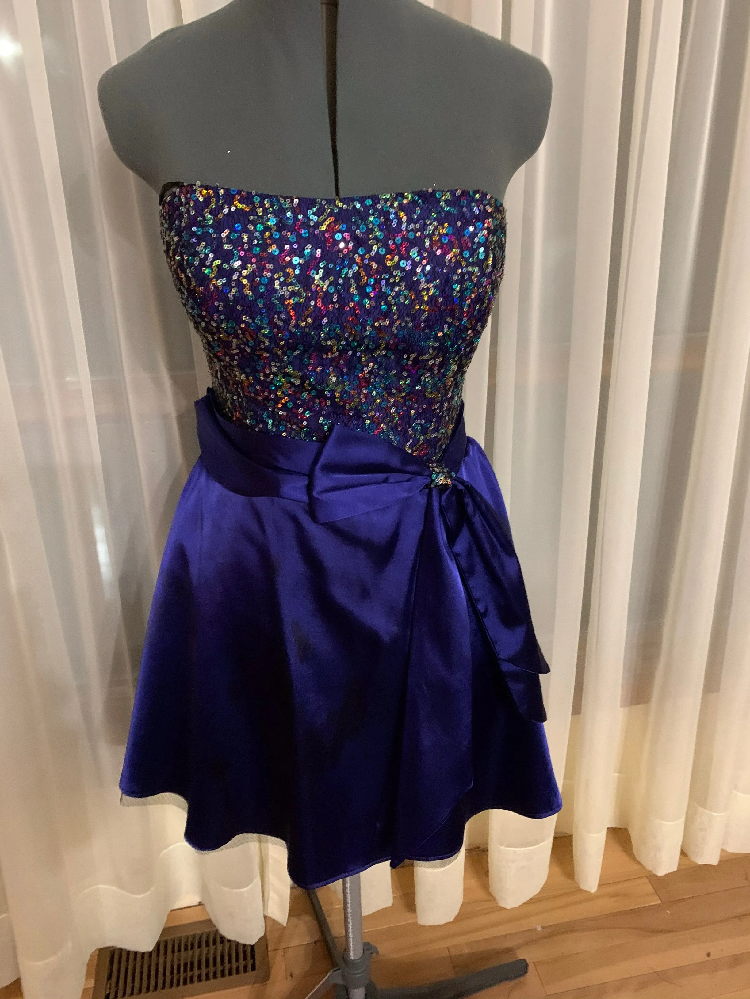 Short Prom/Grad Size XL Style 2667